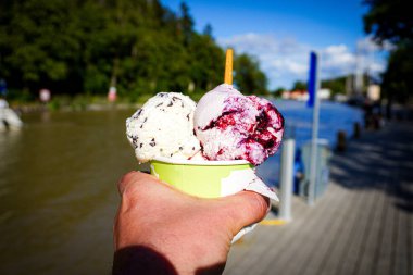 Dondurmayı kanala karşı tutan kırpılmış bir el. 