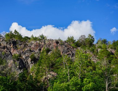 Bulutlu gökyüzüne karşı bir dağın alçak açısı 