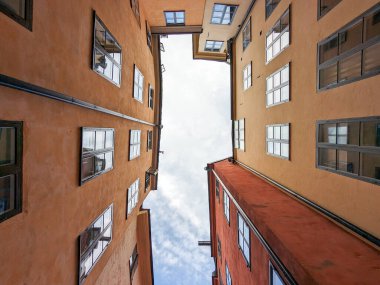 Gökyüzüne karşı binaların alçak açılı görüntüsü 