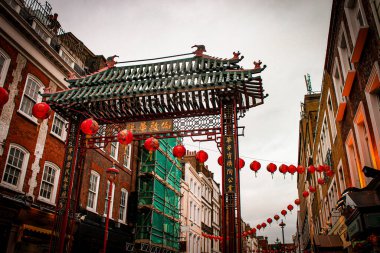 Çin Mahallesi 'ndeki bir kapının alçak açılı görüntüsü 