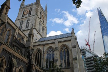 Düşük açılı bir manzara Gökyüzüne karşı bir kilise 