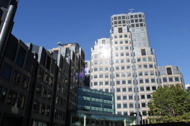 Mavi gökyüzüne karşı binaların alçak açılı görüntüsü 