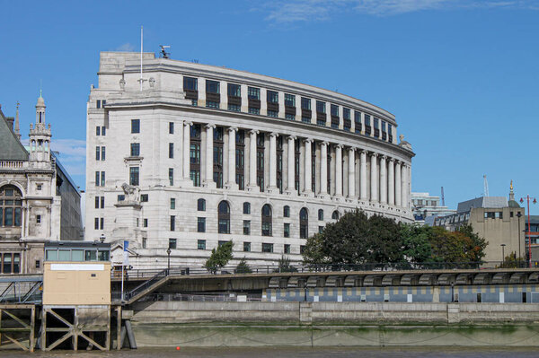 Низкий угол обзора зданий на фоне неба 