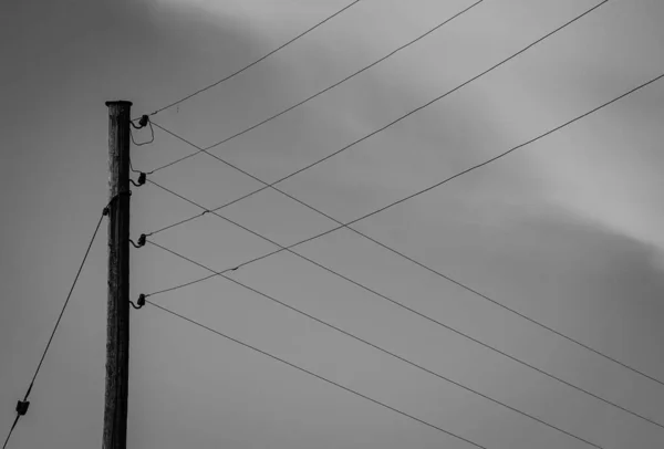 空に対する送電線の低角度ビュー — ストック写真