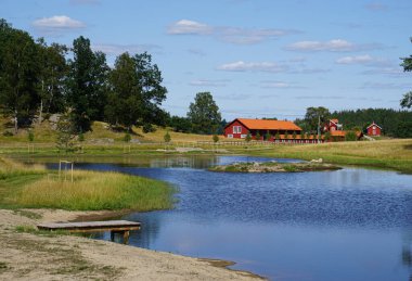 Gökyüzüne karşı inşa edilerek gölün manzarası
