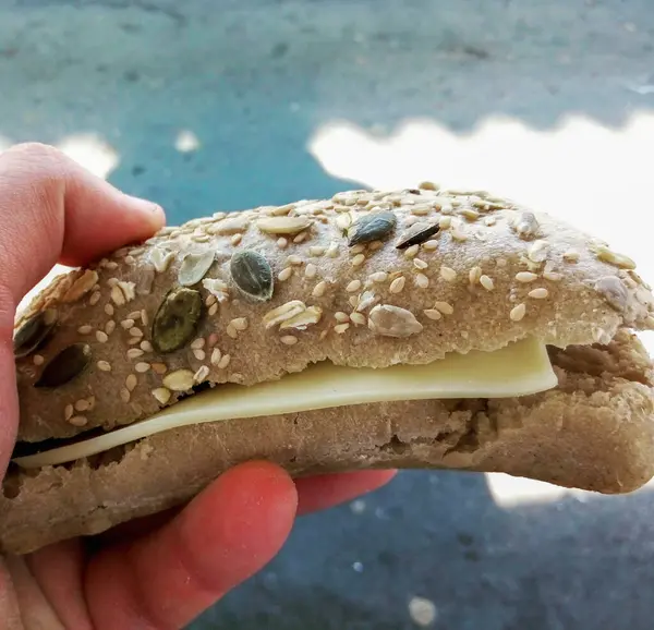 Обрезанная Рука Держит Хлеб Открытом Воздухе — стоковое фото