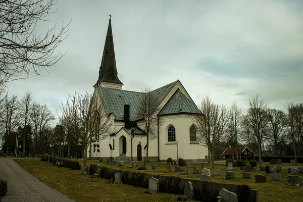 Una Iglesia Estilo Clásico Rodeada Por Cementerio — Foto de Stock