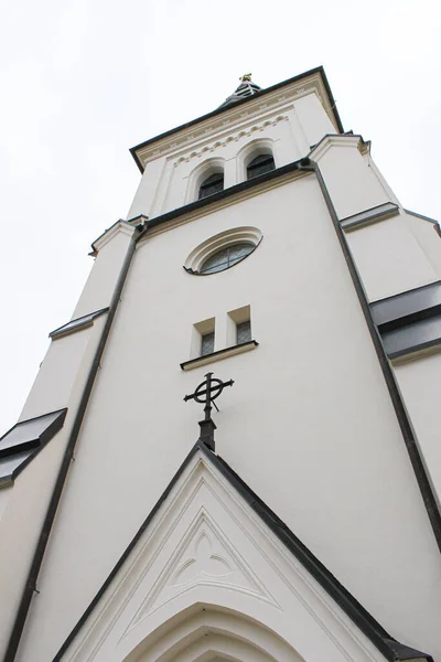 Gökyüzüne Bakan Bir Kilise Kulesinin Alçak Açılı Görüntüsü - Stok İmaj