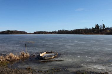 Kış boyunca gökyüzüne karşı göl manzarası