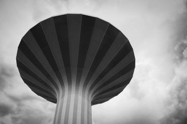 Gökyüzüne bakan su kulesinin alçak açılı görüntüsü 