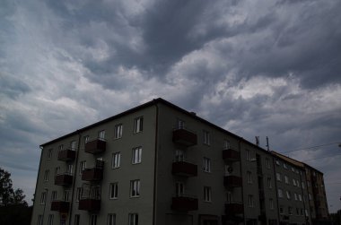 Bulutlu gökyüzüne karşı bir binanın alçak açılı görüntüsü 