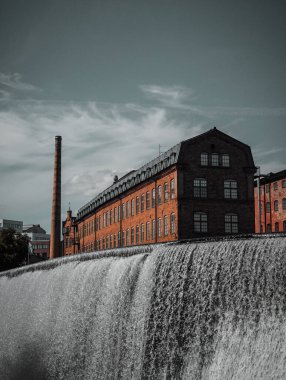 Şehirdeki şelalenin alçak açılı görüntüsü 