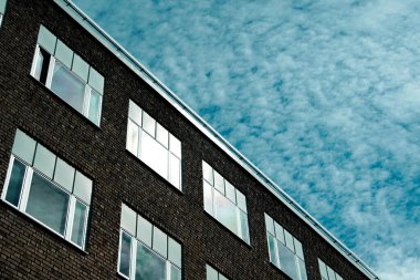 Mavi gökyüzü karşı binanın düşük açılı görünüş 