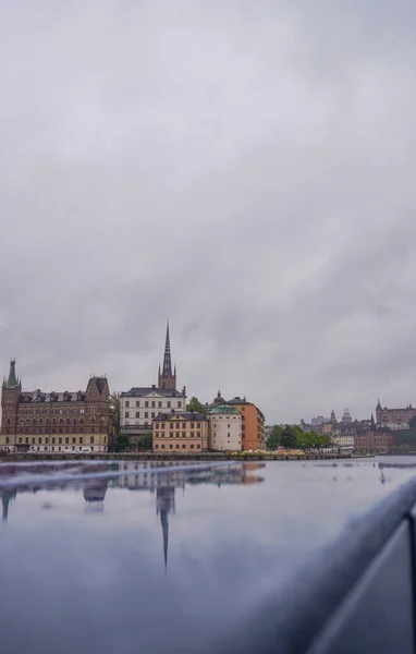 Utsikt Över Byggnader Vid Floden Mot Molnig Himmel — Stockfoto