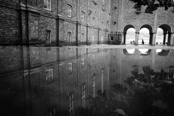 Мокрый Двор Большому Кирпичному Зданию — стоковое фото