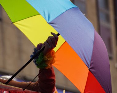 Kırpılmış el renkli bir şemsiye tutuyor. 