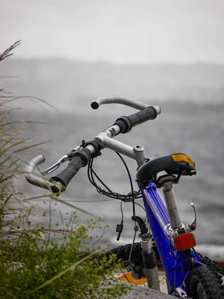Widok Rower Zaparkowany Przed Morzem Podczas Burzy — Zdjęcie stockowe