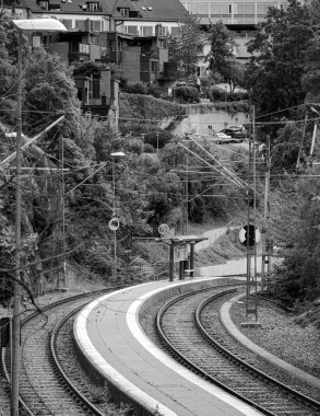 Siyah beyaz tren istasyonunun yüksek açılı görüntüsü 