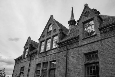 eski bir binanın düşük açılı görünüş 