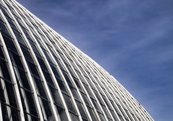 Gökyüzüne karşı yeşil bir evin alçak açılı görüntüsü 