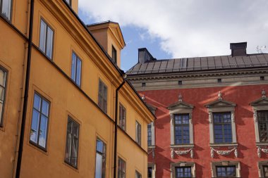 Gökyüzüne karşı binaların alçak açılı görüntüsü 