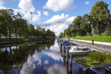 Şehirde gökyüzüne karşı bir nehrin manzarası