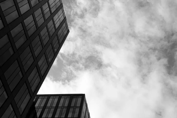 现代建筑对天空的低角度观 — 图库照片