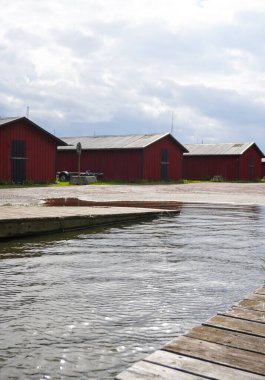 Göl manzaralı gökyüzüne karşı binalar