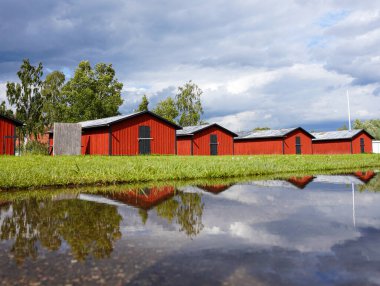 Gökyüzüne karşı binaların su birikintisi manzarası