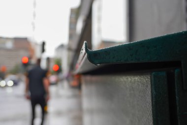 Yağmur sırasında sokağın kapanışı. 