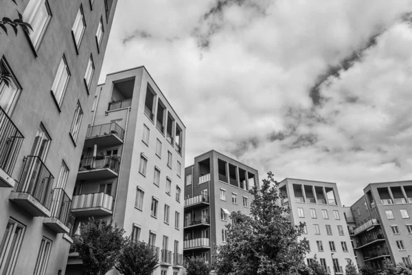 Siyah beyaz apartmanların düşük açılı görüntüsü 