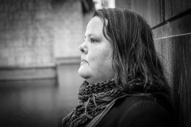 Köprünün altında duran bir kadının portresi 