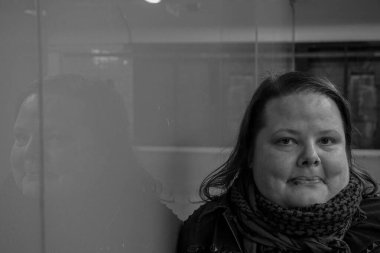 Kameraya poz veren biri.