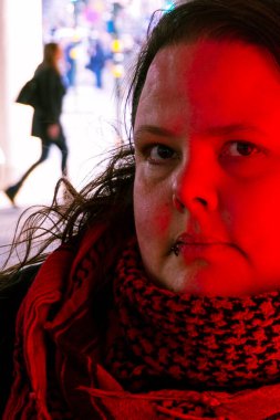 Bir insan kameraya bakıyor.