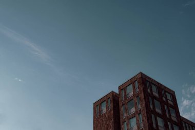 Gökyüzüne bakan bir binanın alçak açılı görüntüsü 