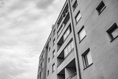 Gökyüzüne karşı inşa etmenin düşük açılı görüntüsü 