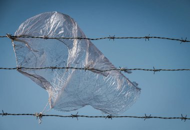 Dikenli telli plastik bir çanta.