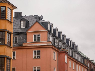 Gökyüzüne karşı binaların alçak açılı görüntüsü 