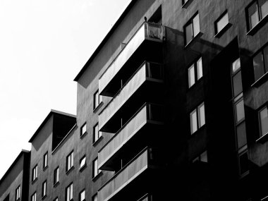 Gökyüzüne karşı bir binanın alçak açılı görüntüsü 