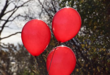 Gökyüzüne karşı kırmızı balonları yakın çekim