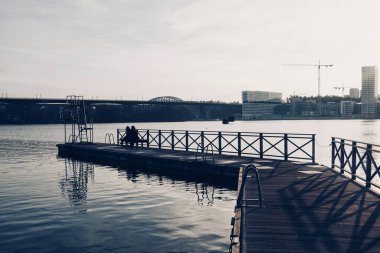 Şehirdeki bir nehrin manzarası 