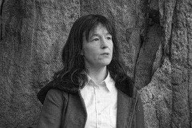 Siyah beyaz bir kadının portresi. 