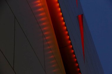 Gece boyunca modern binanın düşük açılı görüntüsü 