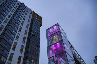 Akşam saatlerinde modern binanın düşük açılı görüntüsü 