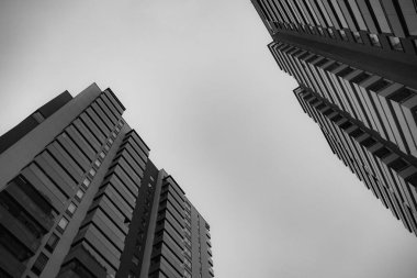 Gökyüzüne karşı binaların alçak açılı görüntüsü 