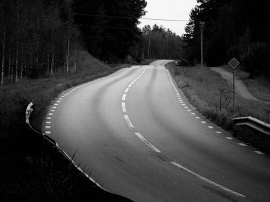 Siyah beyaz boş bir yol.