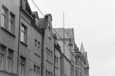 Gökyüzüne karşı binaların alçak açılı görüntüsü 