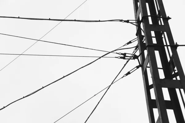 電気ケーブルの低角度ビュー — ストック写真