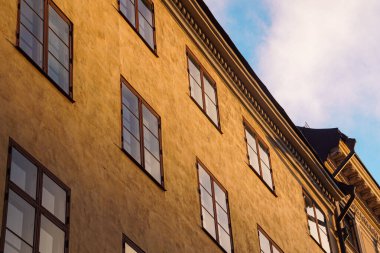 Gökyüzüne karşı inşa etmenin düşük açılı görüntüsü 