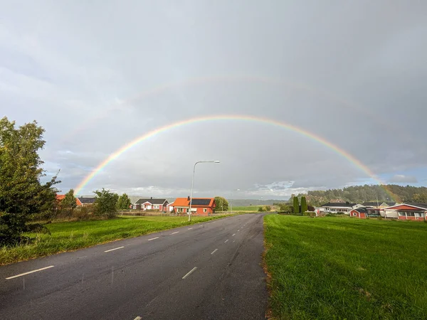 Szenische Ansicht Des Regenbogens Über Der Straße Gegen Den Himmel — Stockfoto